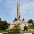 Which famous landmarks are located in or near illinois?
