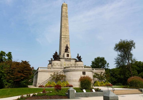 Which famous landmarks are located in or near illinois?